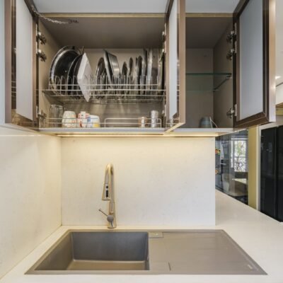 A beautiful fusion of style and functionality - backpainted toughened glass finish - kk modular kitchen lower parel (6)