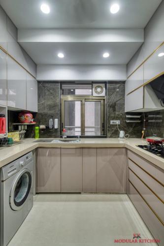 C - Shape Kitchen With Backpainted Toughened With - With Brush Gold Profile And Hadle